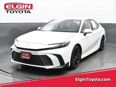 Used 2025 Toyota Camry SE image 1