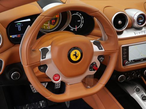 Used 2017 Ferrari California T RWD image 15