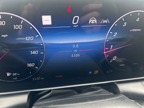 Used 2025 Mercedes-Benz GLC 300 4MATIC w/ Driver Assistance Package image 22