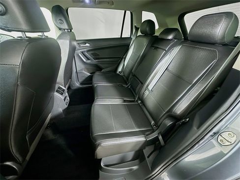 Used 2020 Volkswagen Tiguan SE w/ Panoramic Sunroof Package image 29