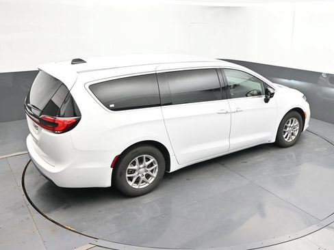 Used 2025 Chrysler Pacifica Select FWD image 28