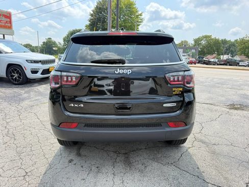 Used 2018 Jeep Compass Latitude w/ Popular Equipment Group AWD/4WD image 4
