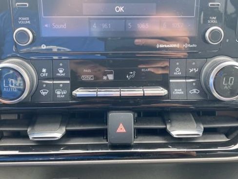 Used 2022 Toyota Highlander LE AWD/4WD image 18