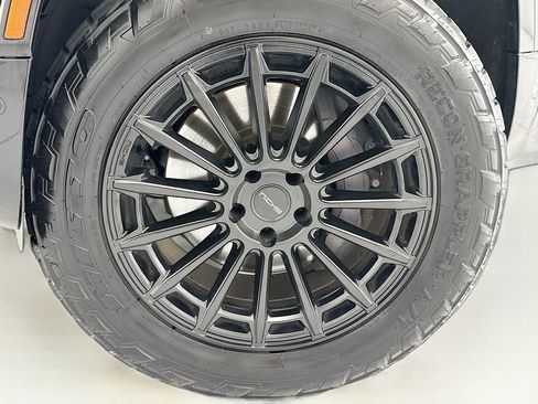 Used 2023 Land Rover Defender 110 X-Dynamic SE image 29