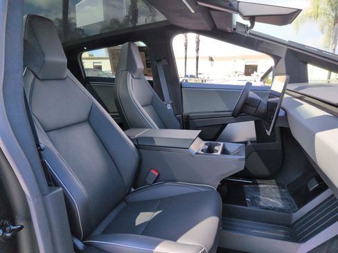 Used 2025 Tesla Cybertruck AWD Crew Cab image 33