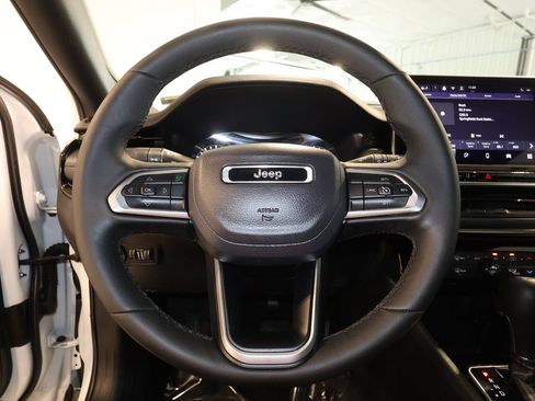 Used 2025 Jeep Compass Latitude w/ Convenience Group AWD/4WD image 10