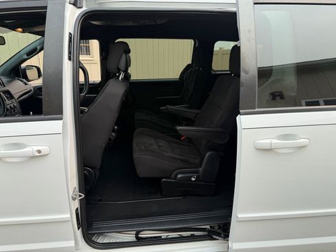 Used 2017 Dodge Grand Caravan SE FWD image 14