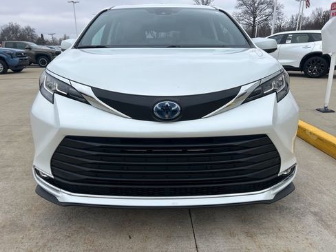 Used 2023 Toyota Sienna XLE image 4