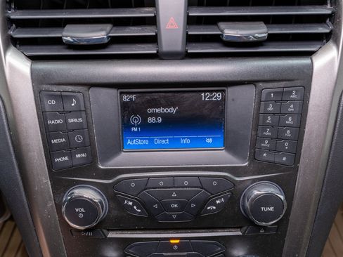 Used 2017 Ford Fusion SE image 16