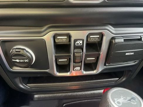 Used 2019 Jeep Wrangler Unlimited Sahara AWD/4WD image 26