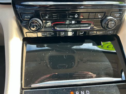 Used 2022 Jeep Grand Cherokee Limited image 29