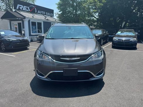 Used 2017 Chrysler Pacifica Touring-L image 8