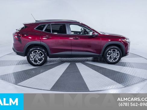 Used 2025 Chevrolet Trax LT FWD image 11