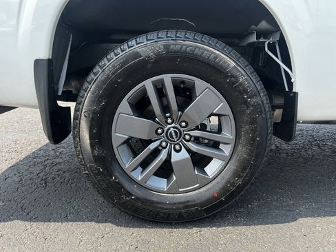 Used 2025 Nissan Frontier SV image 24