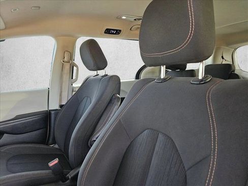 Used 2018 Chrysler Pacifica LX image 22