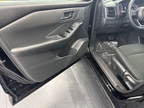 Used 2024 Nissan Rogue S image 30