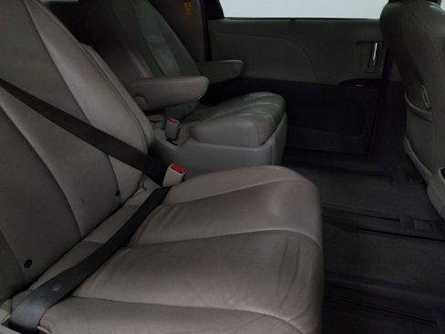 Used 2013 Toyota Sienna XLE image 28