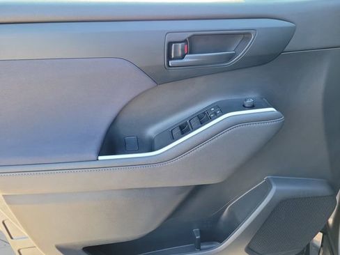Used 2023 Toyota Highlander LE image 19