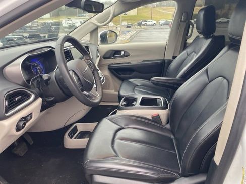 Used 2023 Chrysler Pacifica Touring-L image 9