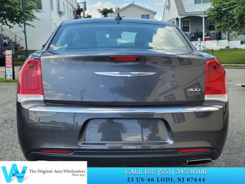 Used 2017 Chrysler 300 Limited RWD image 5