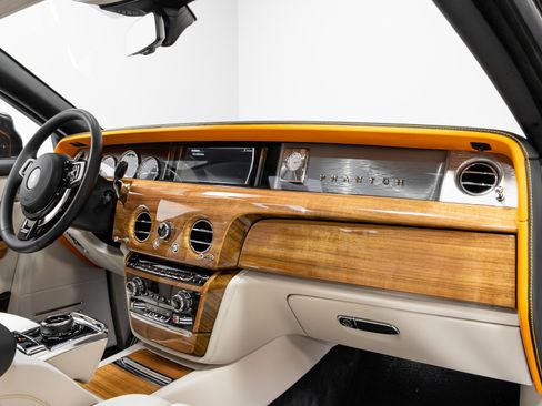 Used 2019 Rolls-Royce Phantom Sedan image 23