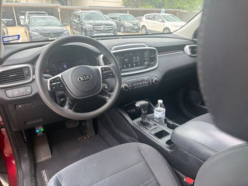 Used 2020 Kia Sorento LX FWD image 10
