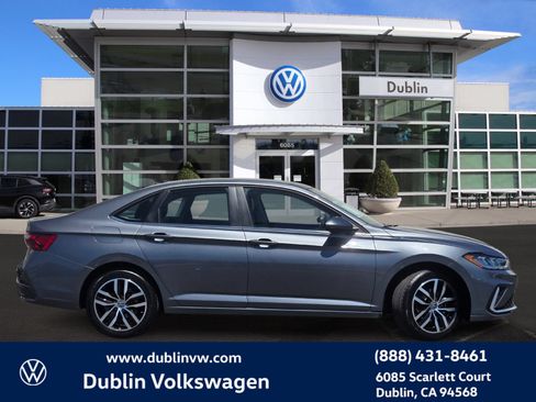 Certified 2025 Volkswagen Jetta SE FWD image 3