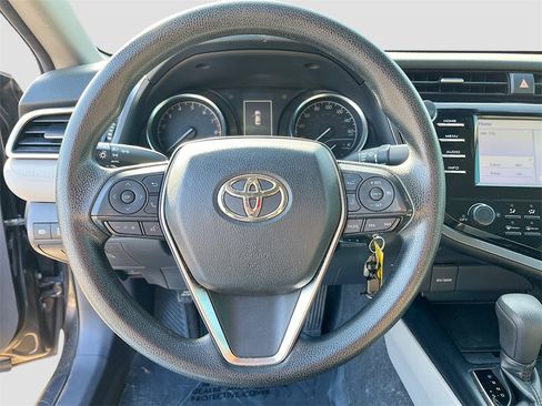 Used 2018 Toyota Camry LE image 11