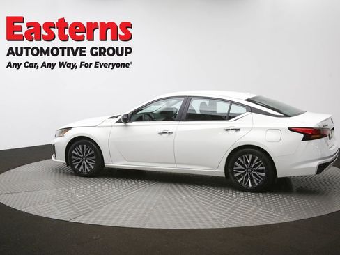 Used 2025 Nissan Altima 2.5 SV FWD image 61