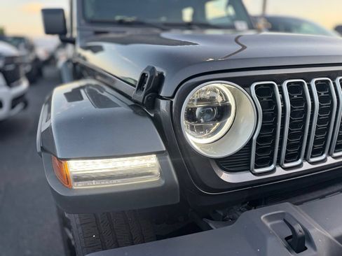 Used 2025 Jeep Wrangler Unlimited Sahara w/ Safety Group AWD/4WD image 9