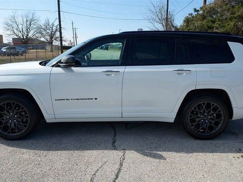 Used 2023 Jeep Grand Cherokee L Summit w/ High Altitude Package image 6