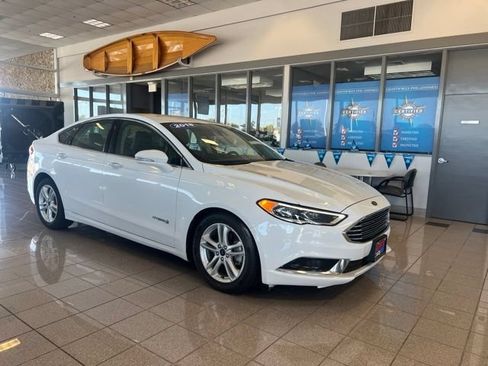 Used 2018 Ford Fusion SE w/ Equipment Group 602A FWD image 2