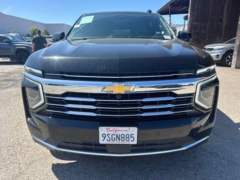 Used 2025 Chevrolet Suburban LT RWD image 2