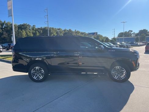 Used 2025 Chevrolet Suburban Z71 w/ Comfort Package image 8