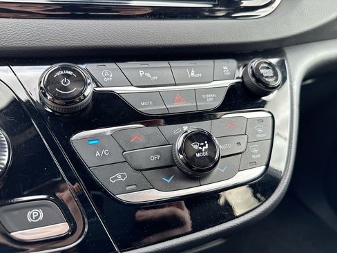 Used 2025 Chrysler Pacifica Select image 16