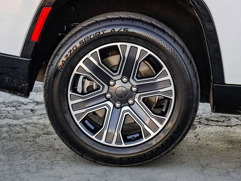 Certified 2024 Jeep Wagoneer Series II w/ Flexible Seating Group image 22