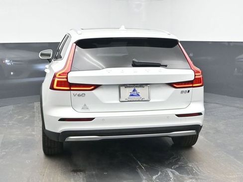 Used 2025 Volvo V60 B5 Cross Country Plus image 7