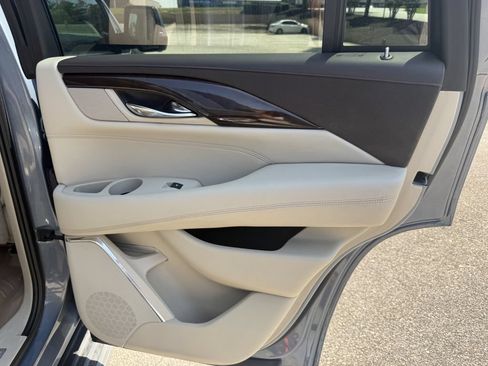 Used 2016 Cadillac Escalade Luxury AWD/4WD image 33