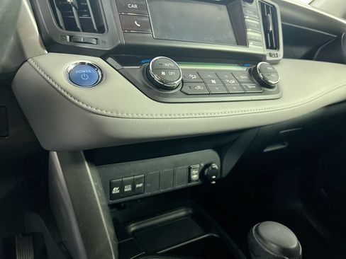 Used 2018 Toyota RAV4 LE w/ Carpet Mat Package AWD/4WD image 19