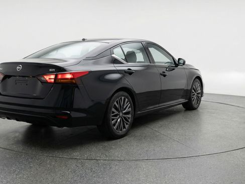 Used 2025 Nissan Altima 2.5 SV image 9