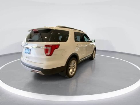 Used 2016 Ford Explorer XLT w/ Equipment Group 202A image 8