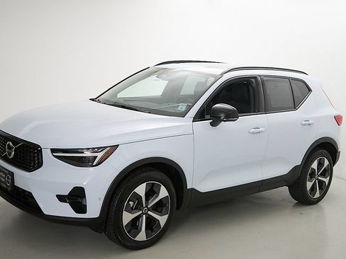 Certified 2026 Volvo XC40 B5 Plus AWD/4WD image 6