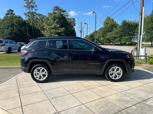 Used 2024 Jeep Compass Latitude AWD/4WD image 4