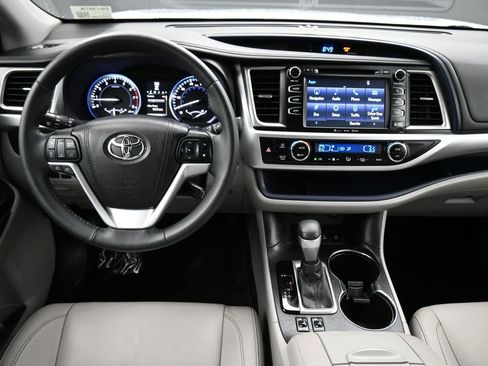 Used 2016 Toyota Highlander XLE AWD/4WD image 4