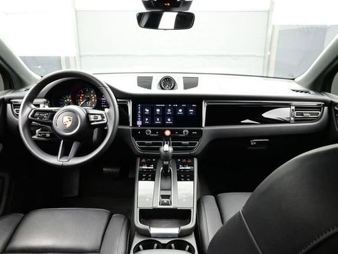 Certified 2025 Porsche Macan AWD/4WD image 18