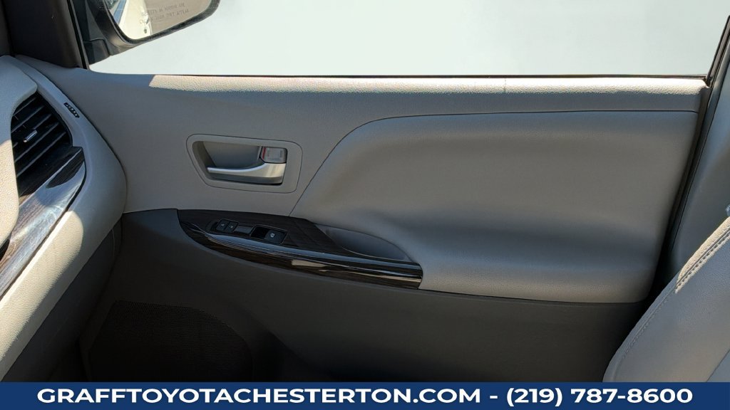 Used 2016 Toyota Sienna XLE FWD image 13