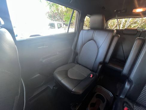 Used 2025 Toyota Highlander XSE AWD/4WD image 40