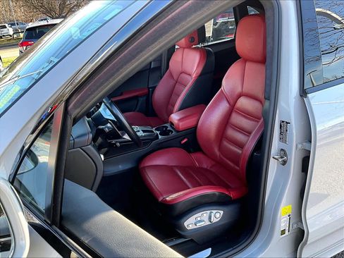 Used 2021 Porsche Macan Turbo image 10