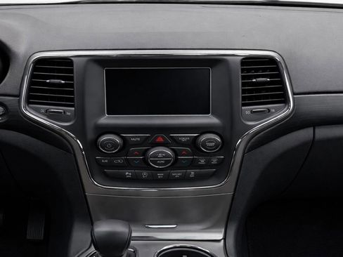 Used 2019 Jeep Grand Cherokee Laredo AWD/4WD image 15
