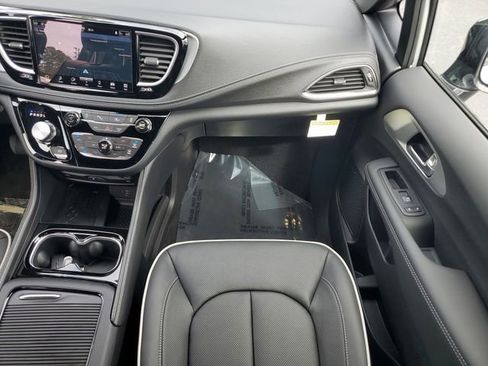 New 2026 Chrysler Pacifica Limited w/ Uconnect Theater Family Group image 18